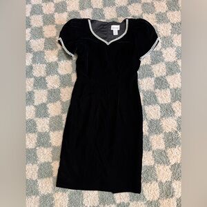 Vintage Classic Black Velvet Dress with Pearl Trim and Puff Sleeves Feminine 4